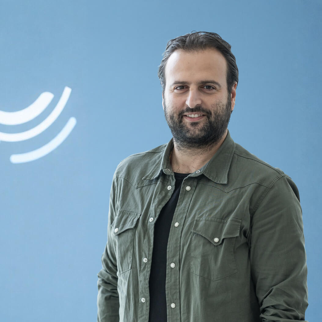 Portrait d’un professionnel de santé spécialisé en génétique médicale et analyses moléculaires.