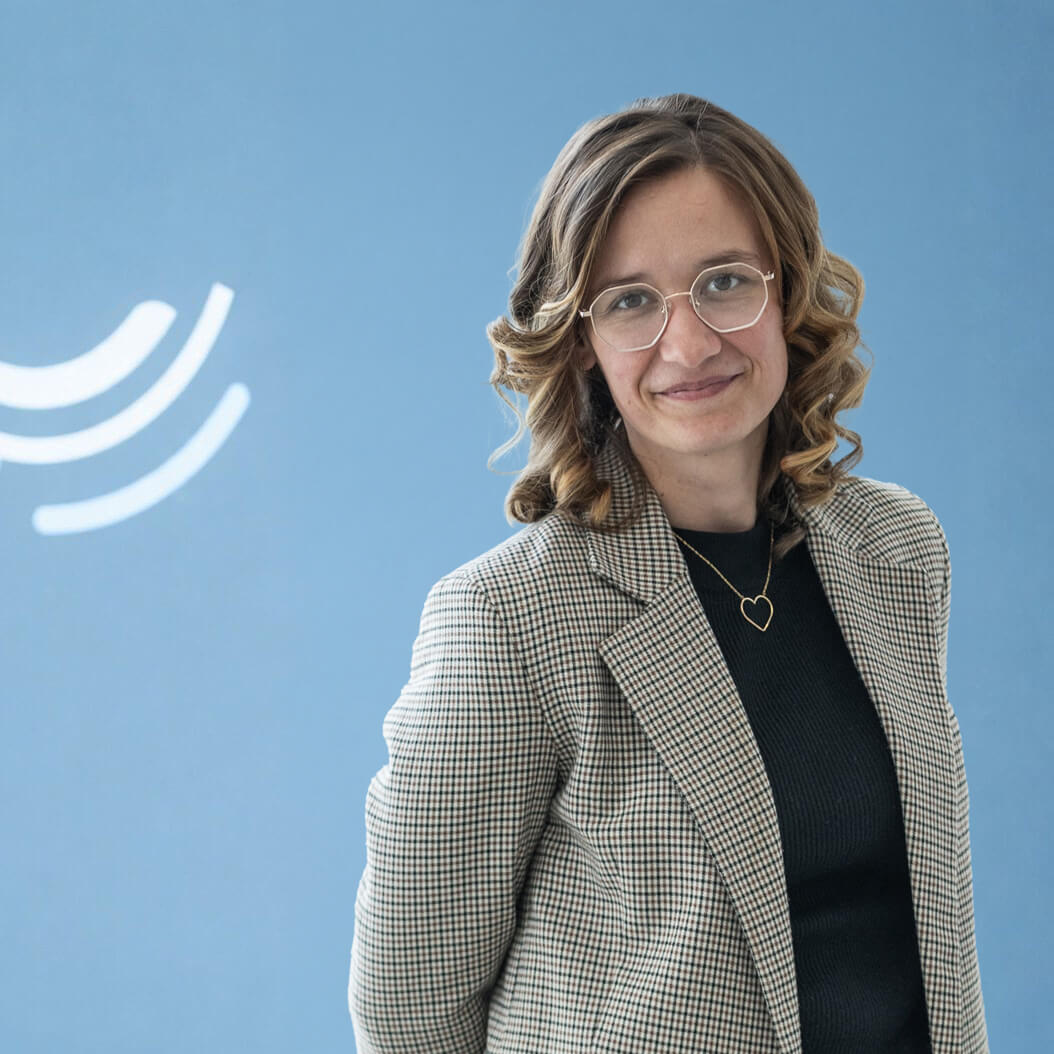 Portrait d’une professionnelle de santé spécialisée en génétique médicale et analyses moléculaires