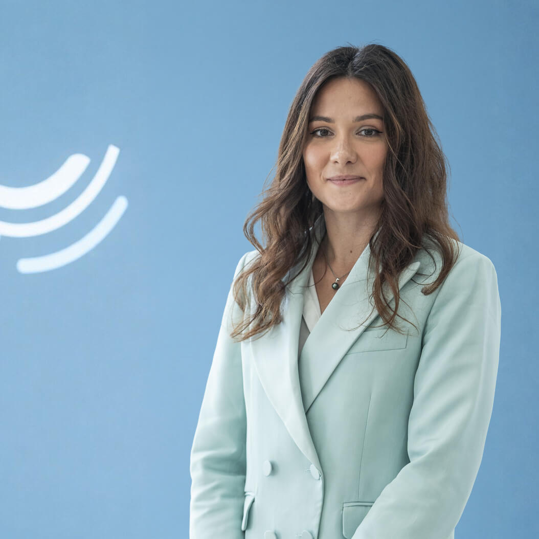 Portrait d’une professionnelle de santé spécialisée en génétique médicale et analyses biologiques