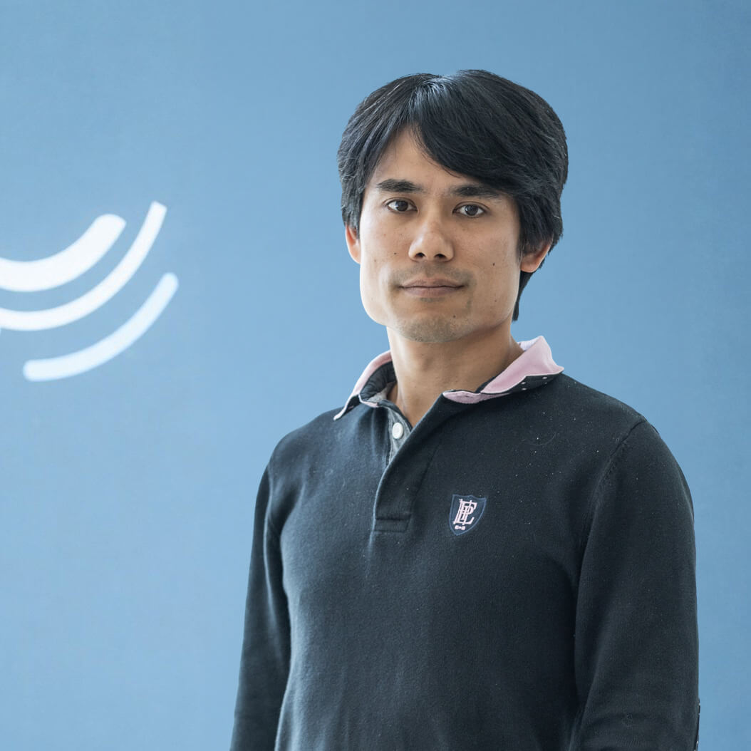 Portrait d’un professionnel de santé spécialisé en génétique médicale et analyses biologiques