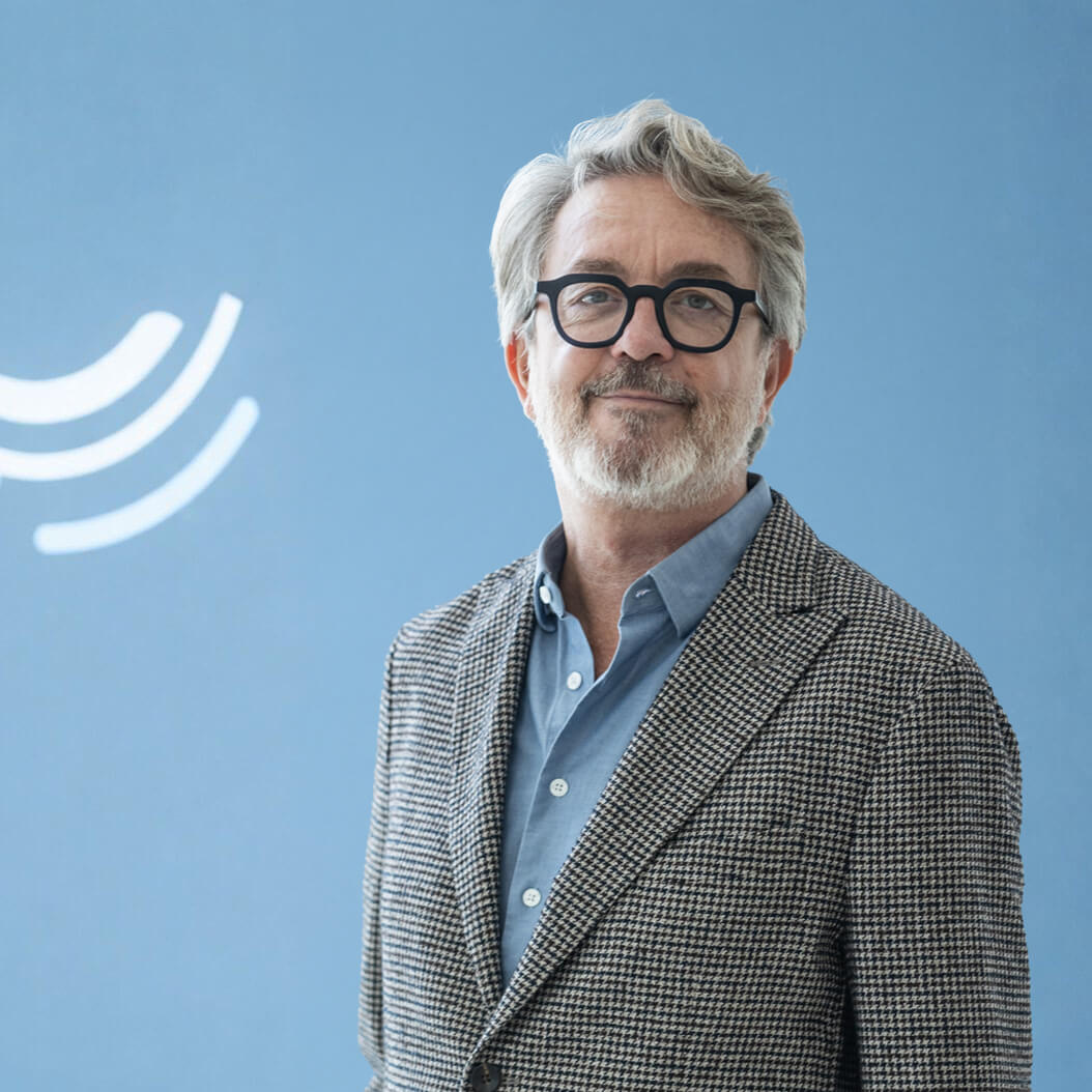 Portrait d’un professionnel de santé senior spécialisé en génétique médicale et expertise scientifique